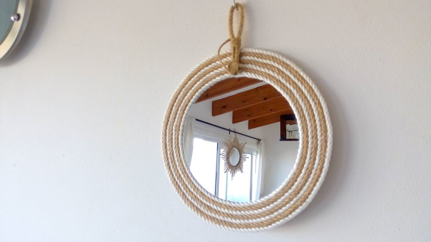 Specchio tondo con cornice fai da te realizzato con corda.