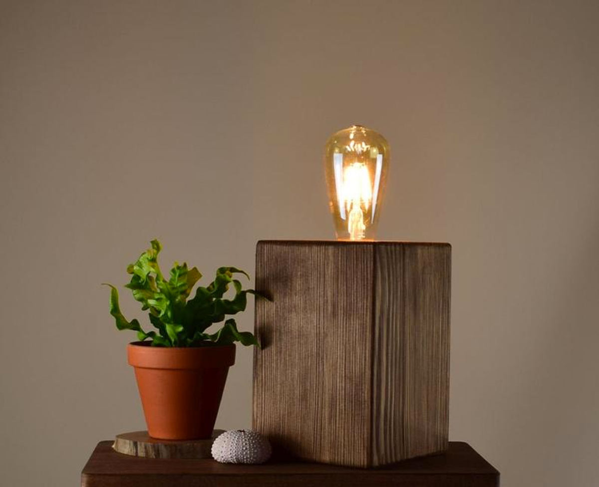 Realizzare lampade fai da te con cubi di pallet legno.