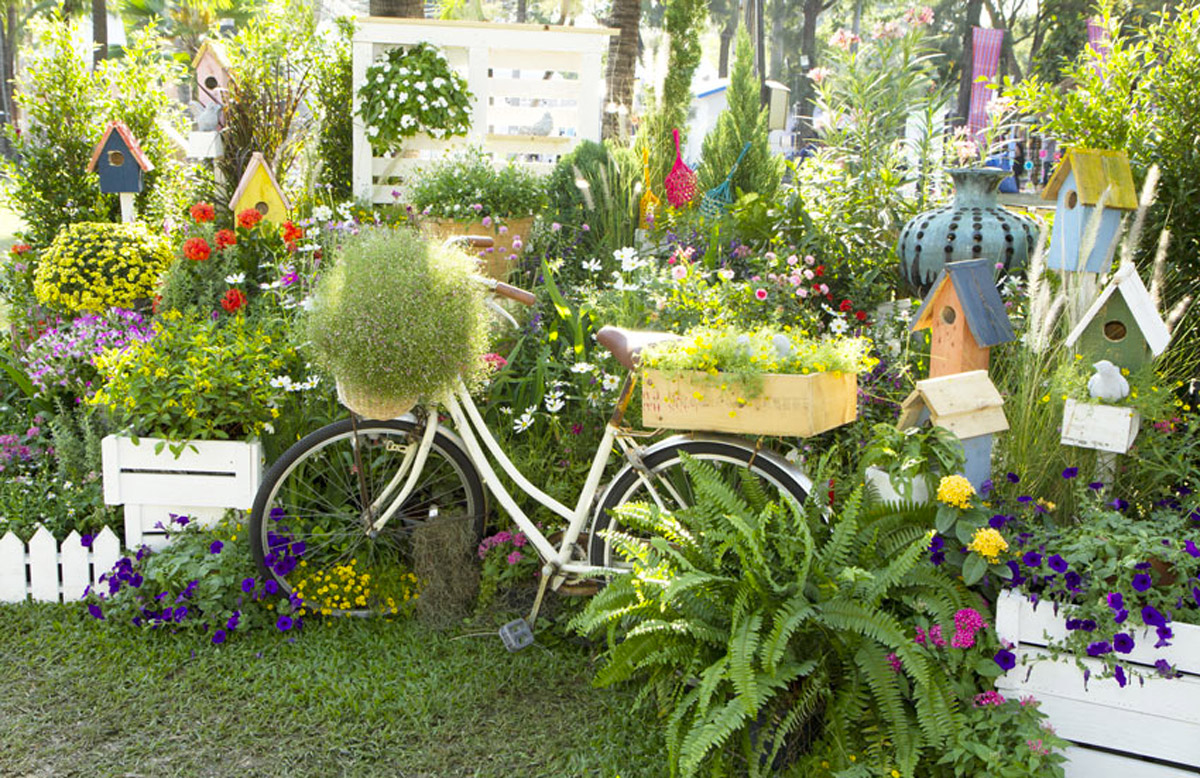 decorare il giardino con una vecchia bicicletta