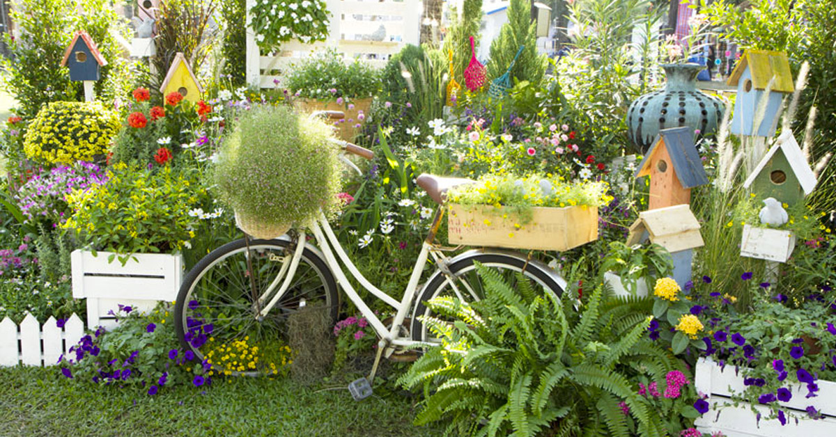 decorare il giardino con una vecchia bicicletta