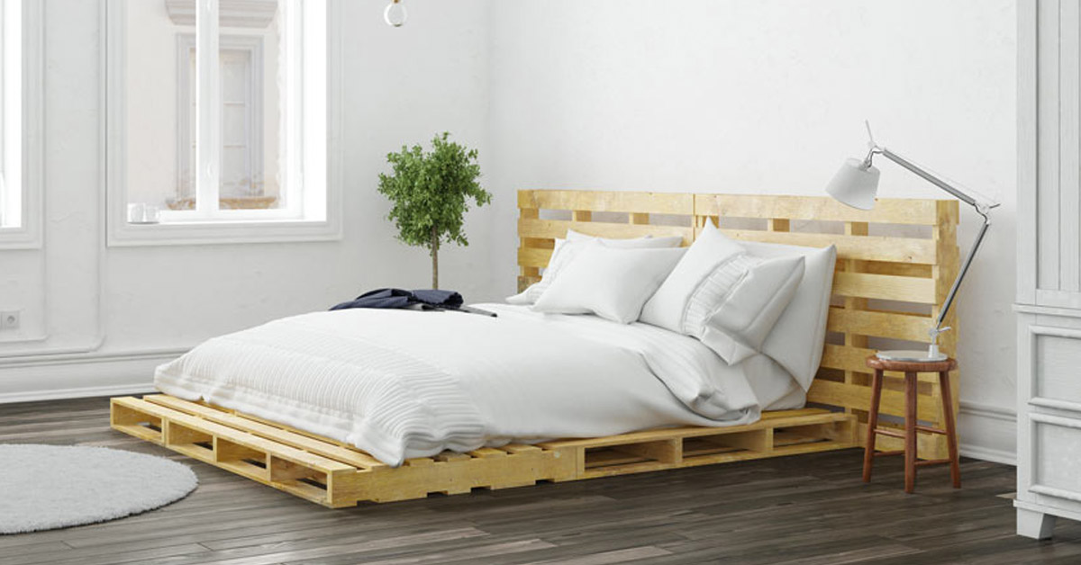 Testata letto fai da te con pallet.