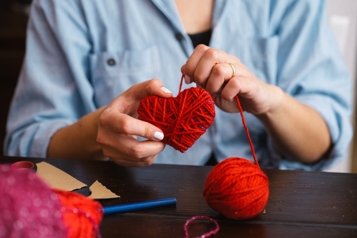 Cuori fai da te con materiale di riciclo