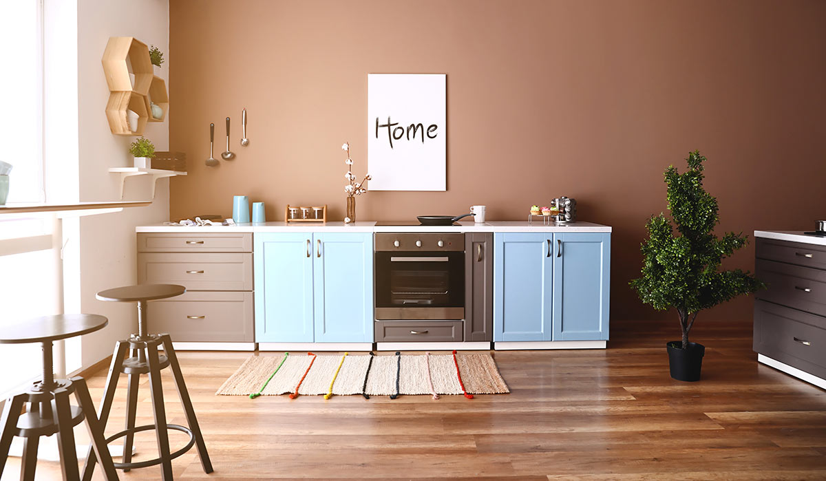 Cucina moderna colorata blu pastello e grigio.