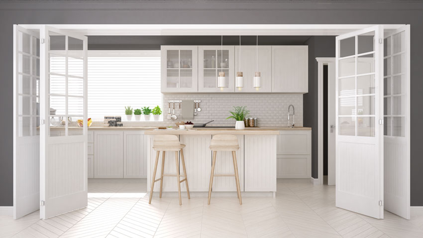 Bellissima cucina aperta stile nordico con porte scorrevoli.