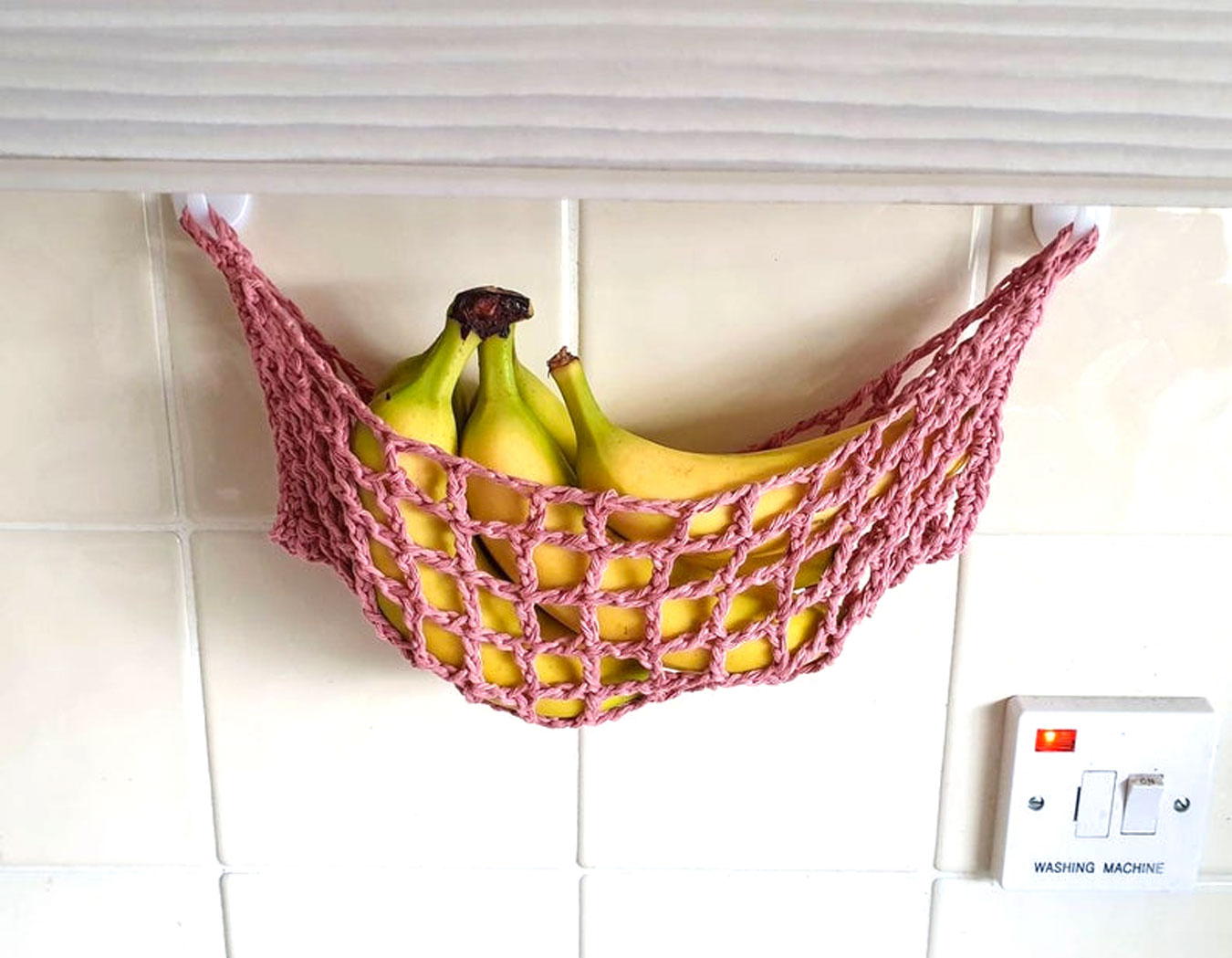 Sistemare la frutta in cucina con questa rete sospesa con banane.