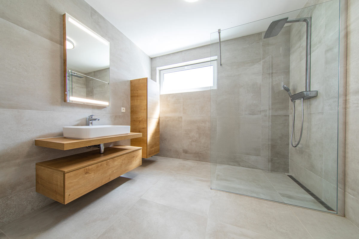 bagno moderno con ampia doccia