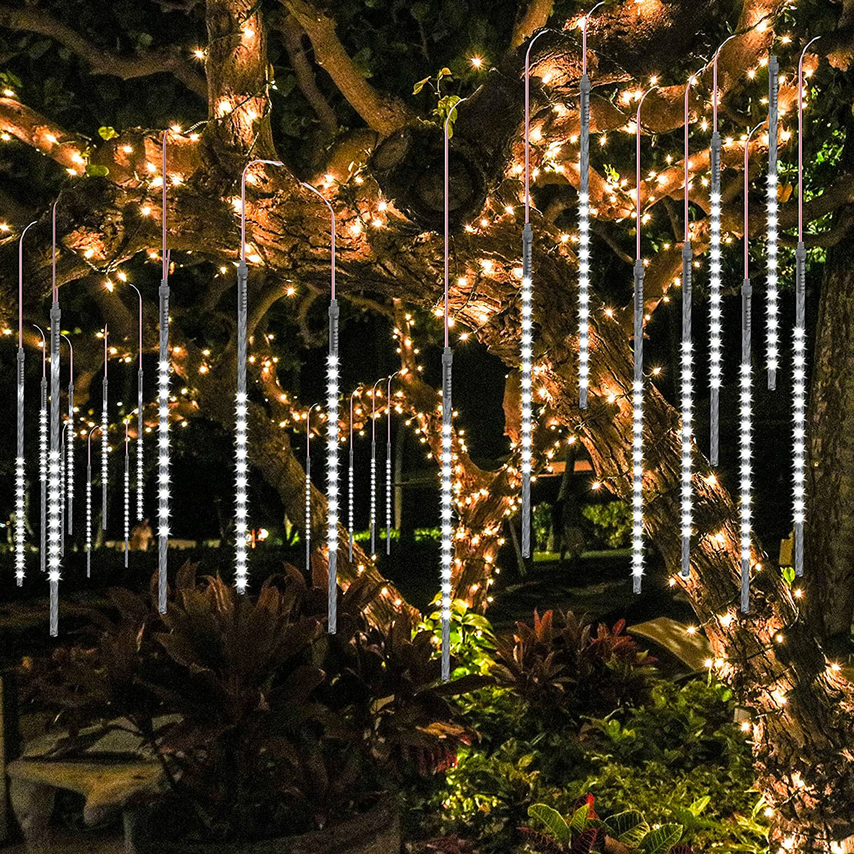 Albero illuminato con luci a catena per Natale.