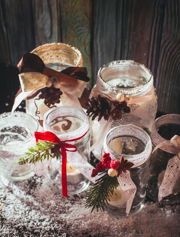 Decorazioni natalizie fai da te con barattoli di vetro riciclati