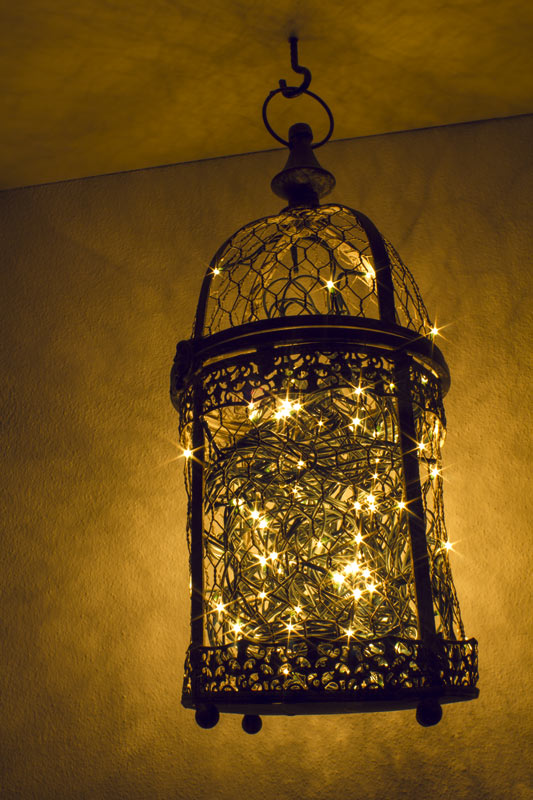 Illuminazione natalizia originale in una lanterna