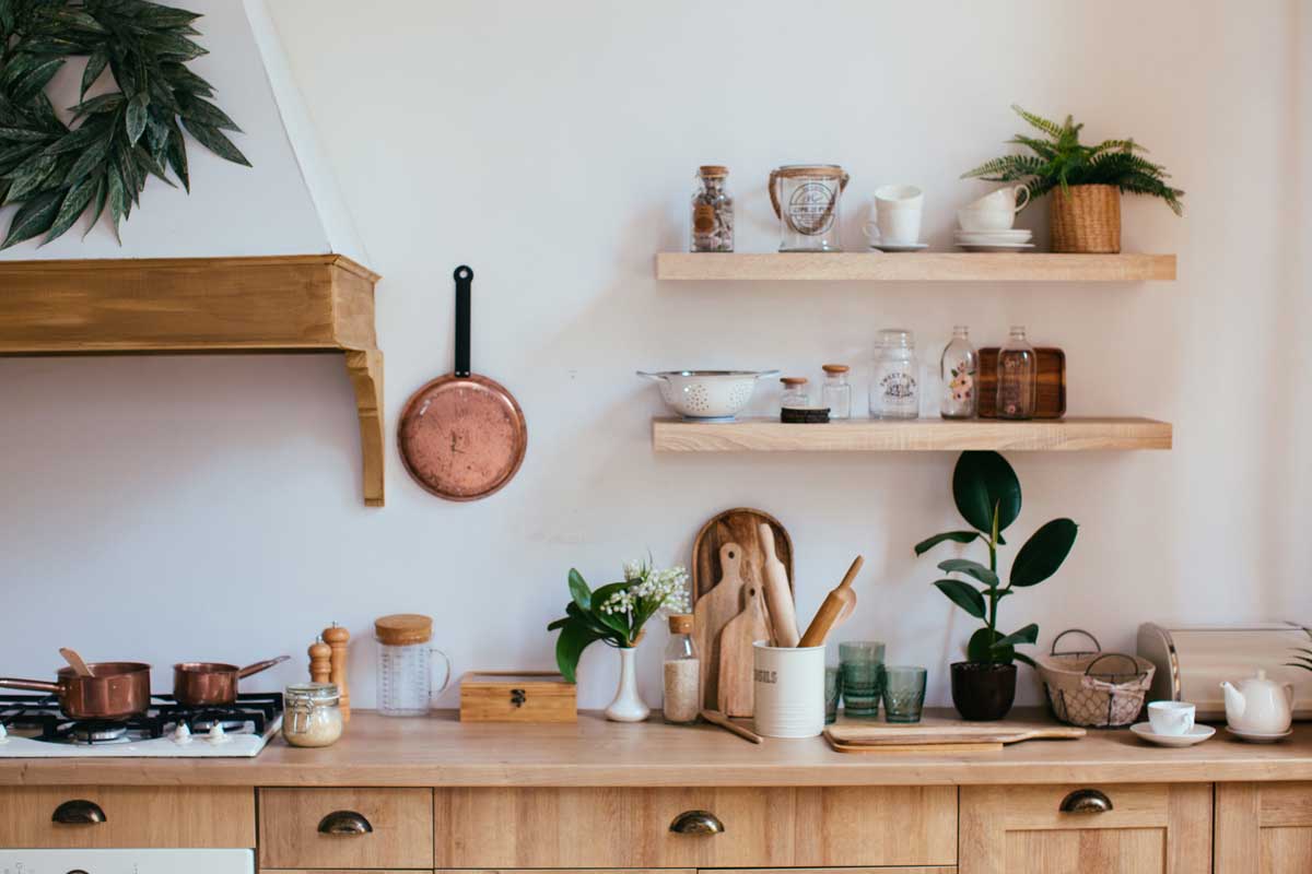 Mensole in legno in una cucina moderna.