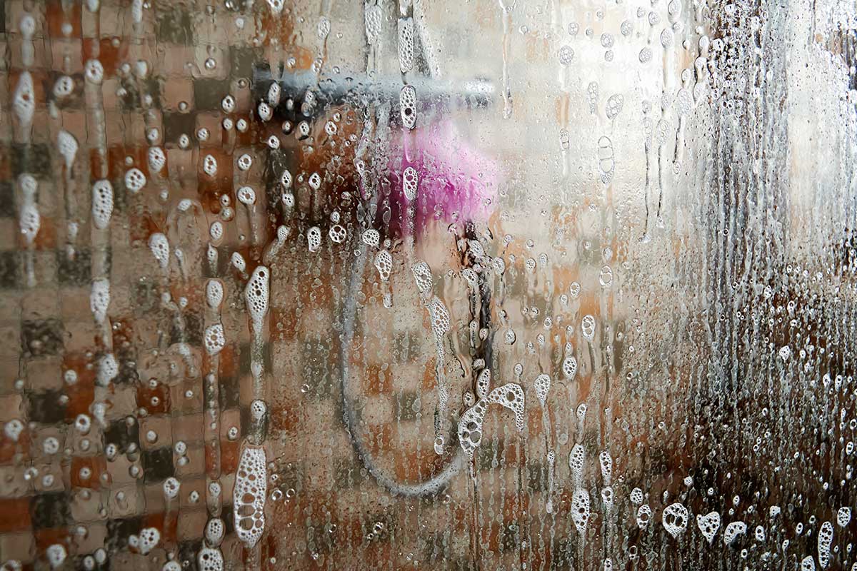 calcare sul vetro della doccia