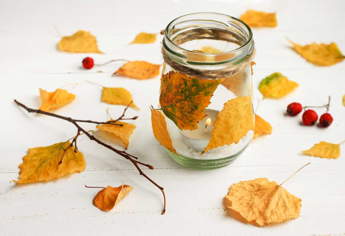 vasi di vetro ricoperti di foglie d'autunno