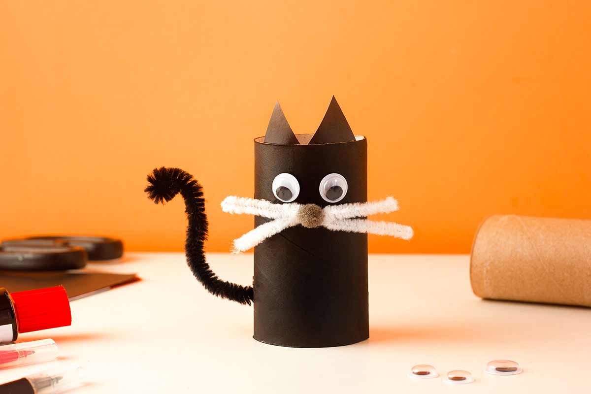 gatto di Halloween con rotolo di carta igienica vuoto